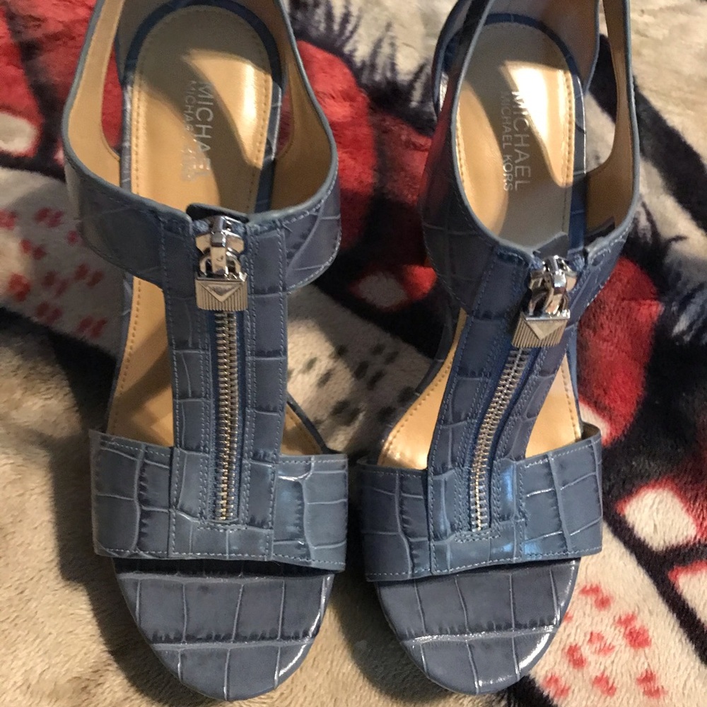 Like new Michael Kors Berkley Embossed leather